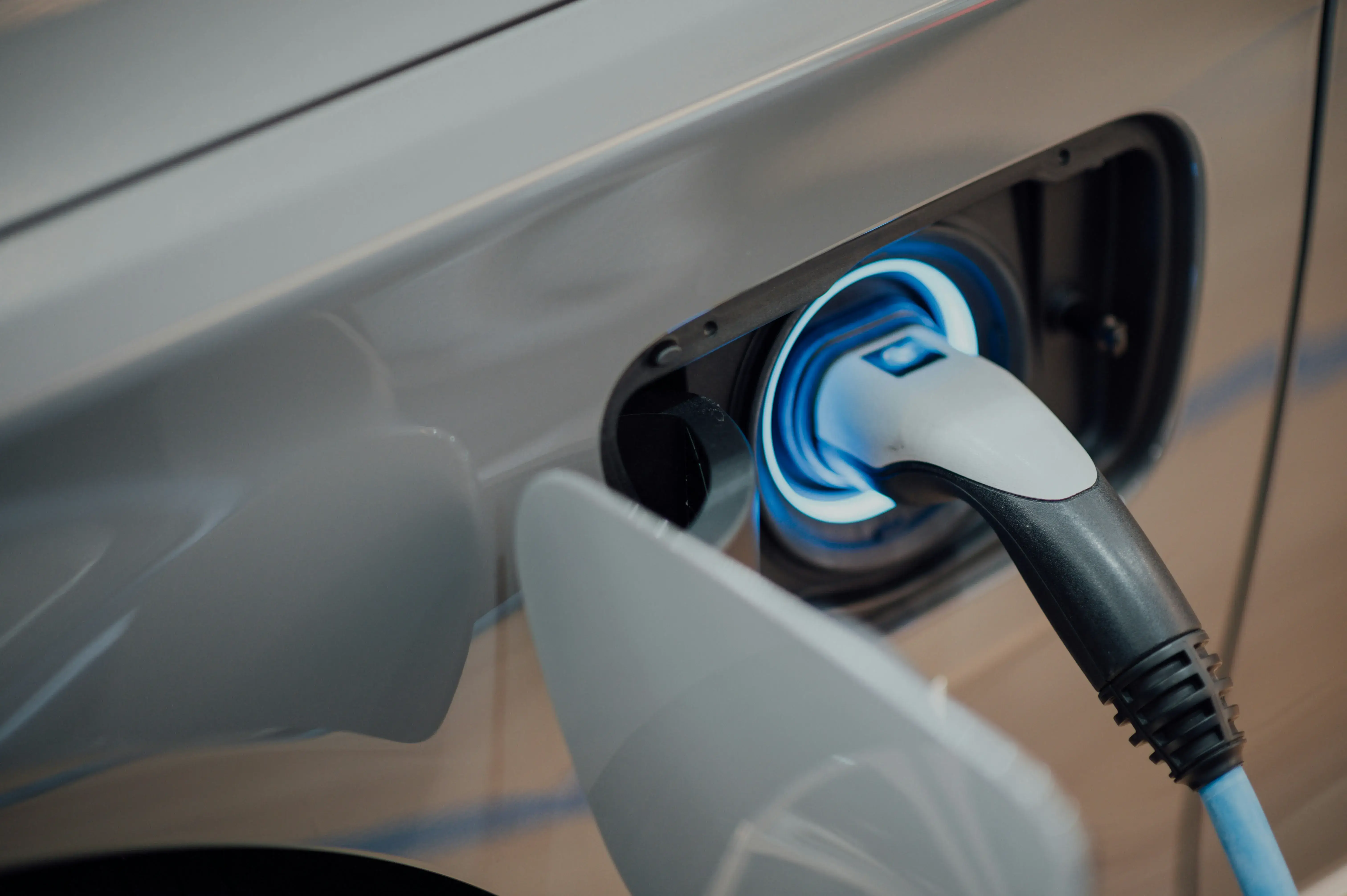 Personne rechargeant son véhicule électrique sur une borne de recharge