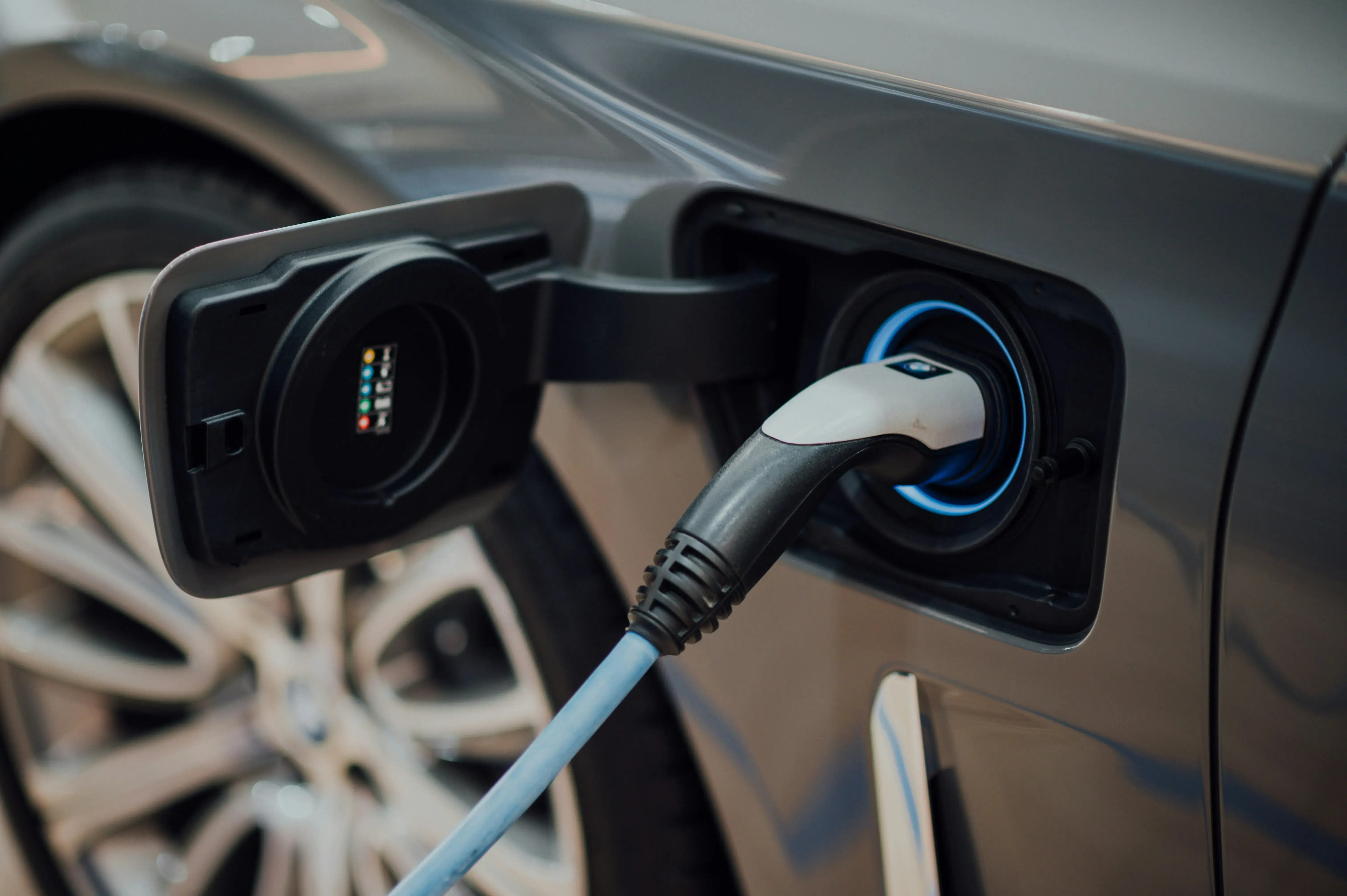 Personne rechargeant son véhicule électrique sur une borne de recharge