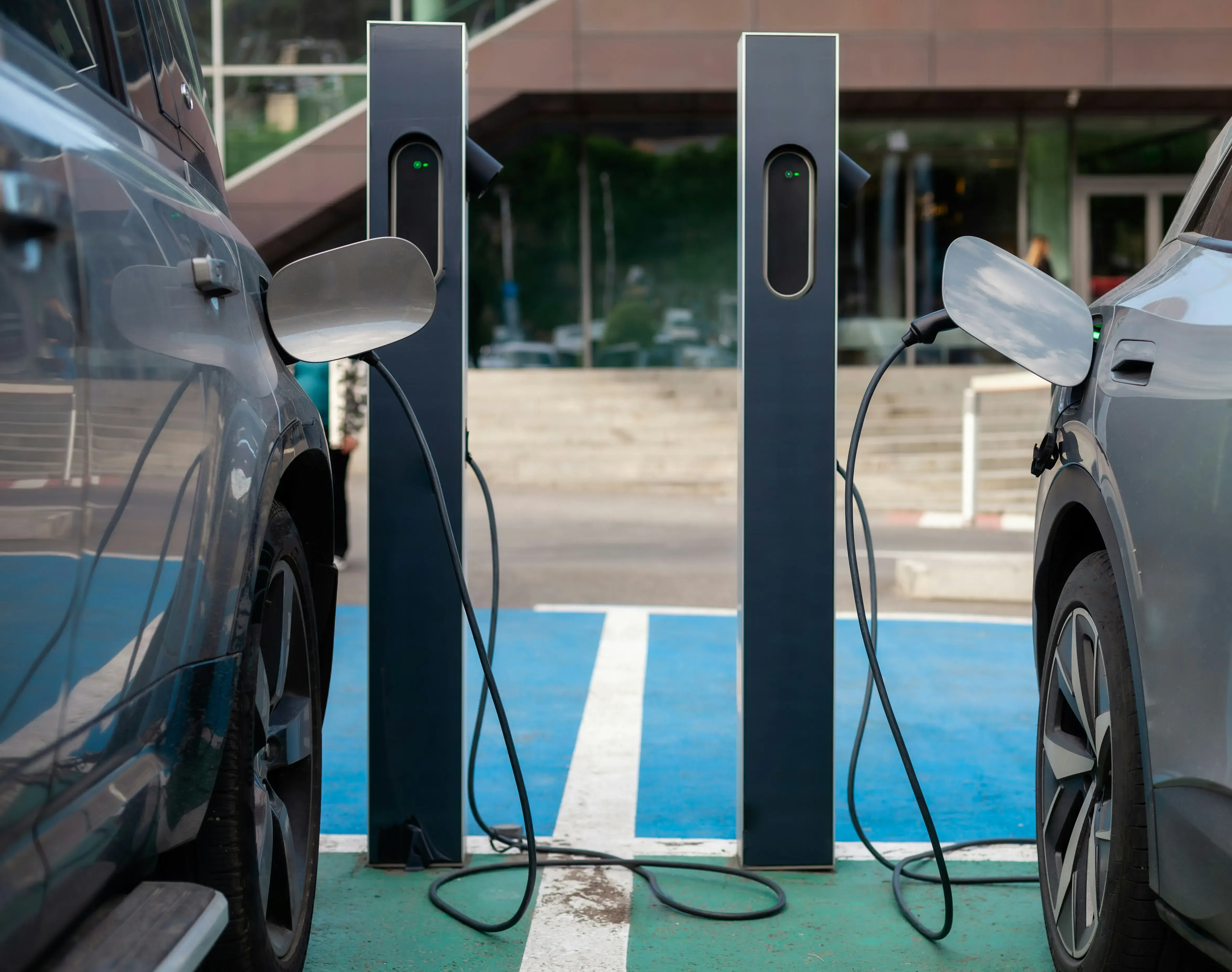 Personne rechargeant son véhicule électrique sur une borne de recharge