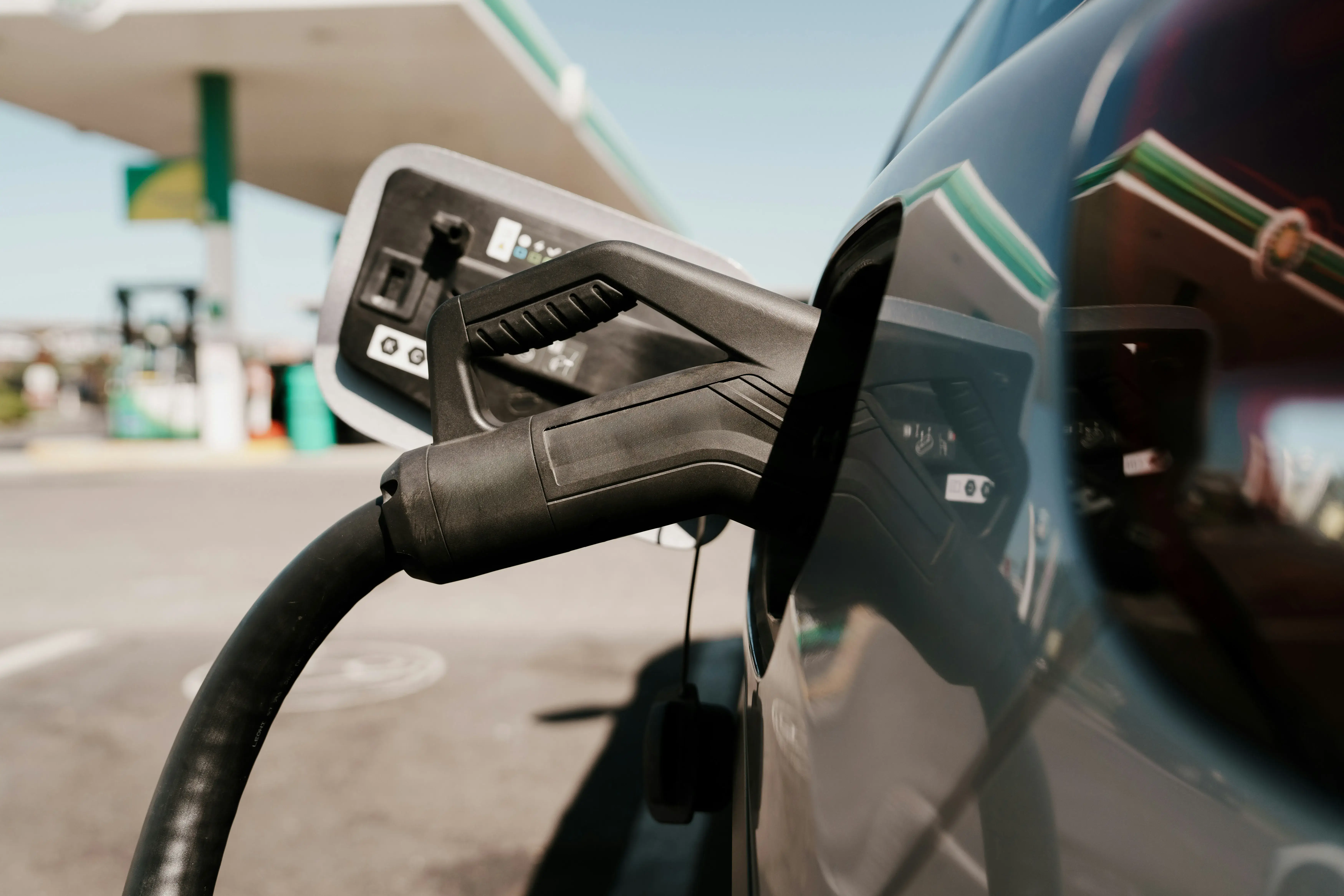 Personne rechargeant son véhicule électrique sur une borne de recharge