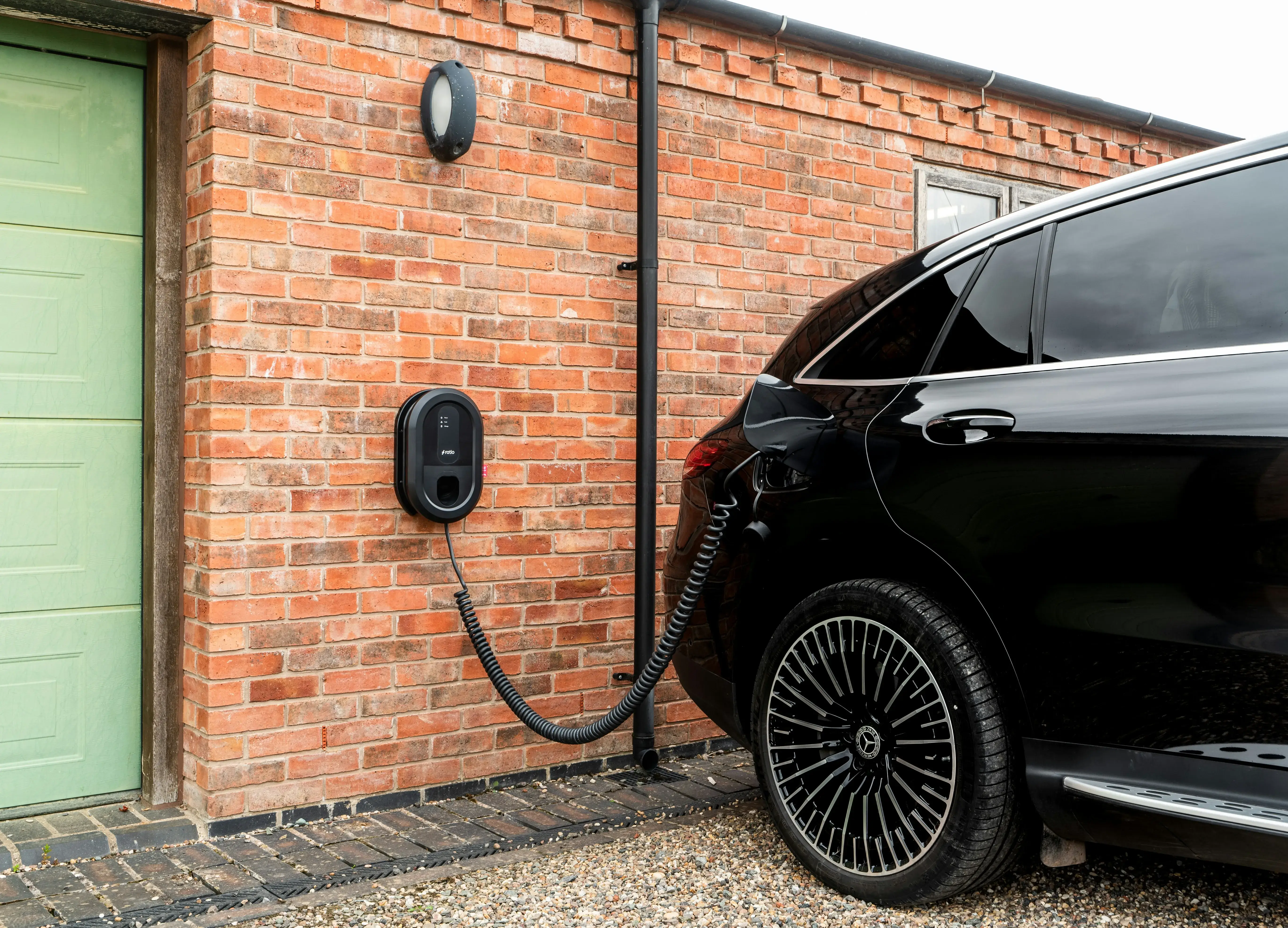 Personne rechargeant son véhicule électrique sur une borne de recharge